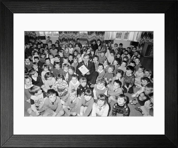 Framed Print : Linthwaite Church of England School pupils being presented with a road safety certificate