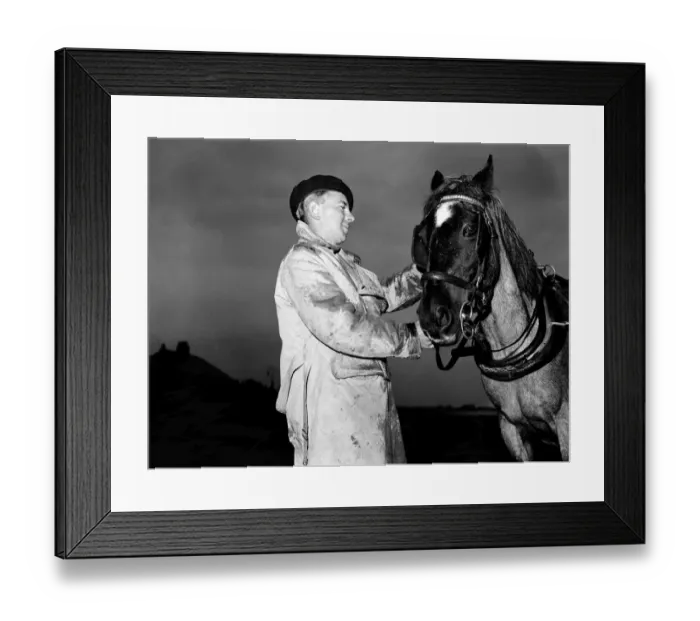 Framed Print : Les Smith, driver of the Love Trap between West Kirby and Hilbre Island
