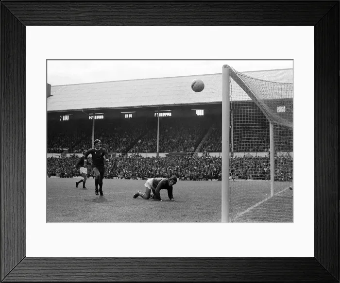 Framed Print : Leicester City 1-0 Liverpool, Charity Shield football match at Filbert Street Framed Print : Leicester City 1-0 Liverpool, Charity Shield football match at Filbert Street