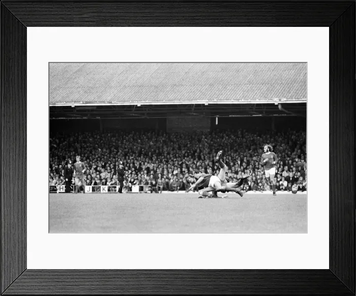 Framed Print : Leicester City 1-0 Liverpool, Charity Shield football match at Filbert Street
