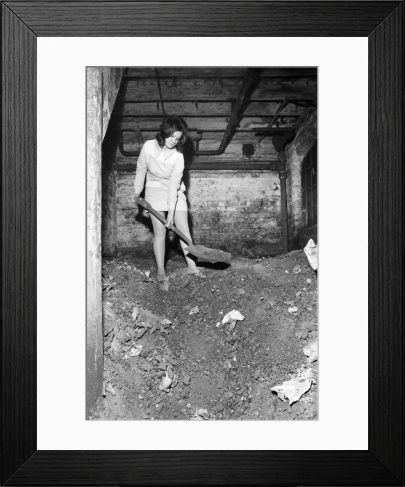 Framed Print : Coal Dump, Northampton Street, Birmingham, Wednesday 9th February 1972