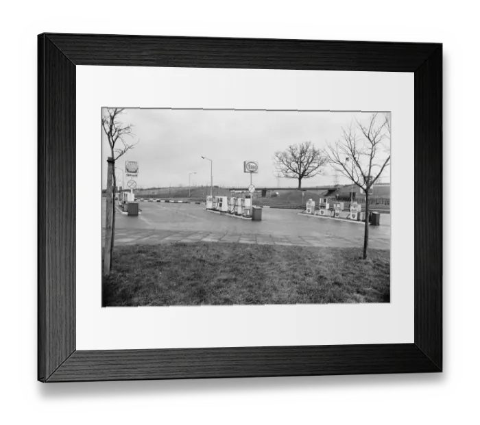 Framed Print : Fuel Shortages, Corley, Birmingham, Tuesday 4th December 1973. No Petrol. Forecourt Empty