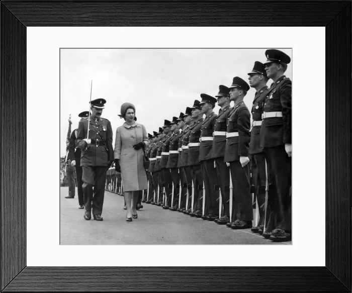 Framed Print : The Queen, accompanied by Major M Pim, inspects the Guard of Honour of the 1st Battalion