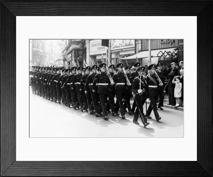 Framed Print : 1st battalion South Wales Borderers, march through Westgate Square, Newport, Wales