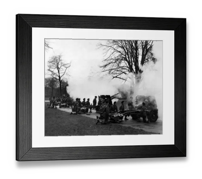 Framed Print : A Royal Salute of 21 guns is fired by the 281 Glamorgan Yeomanry Field Regiment, R. A. (T