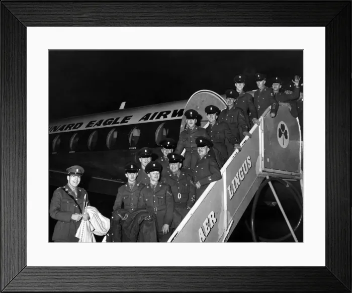 Framed Print : South Wales Borderers at Cardiff Roose Airport, Wales, 8th December 1962 Framed Print : South Wales Borderers at Cardiff Roose Airport, Wales, 8th December 1962