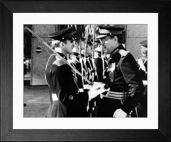 Framed Print : Major General Dick Gerrad-Wright (rt) with Troop Sergeant Major Martin Pearson