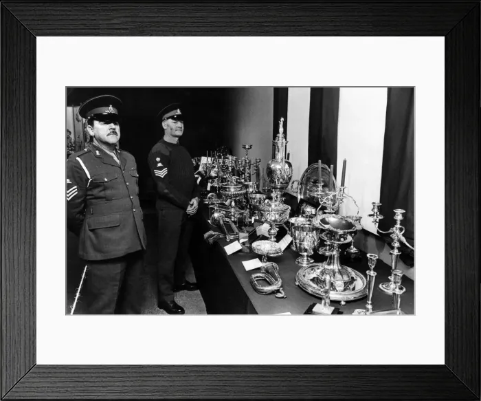 Framed Print : On Guard, Sgt Selwyn Lewis (left) and Staff Sgt Frank Hedley