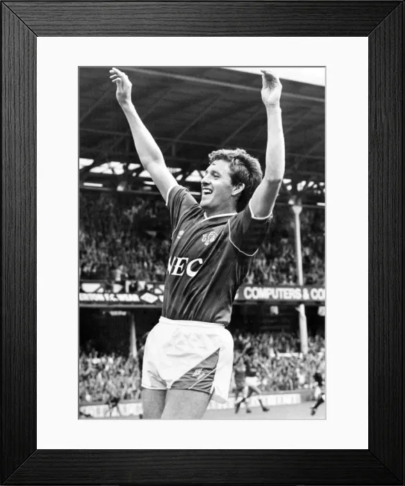 Framed Print : Everton footballer Kevin Sheedy celebrates his goal against Nottingham Forest during