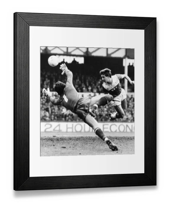 Framed Print : Everton footballer Kevin Sheedy on the ball during the English League Division One match Framed Print : Everton footballer Kevin Sheedy on the ball during the English League Division One match