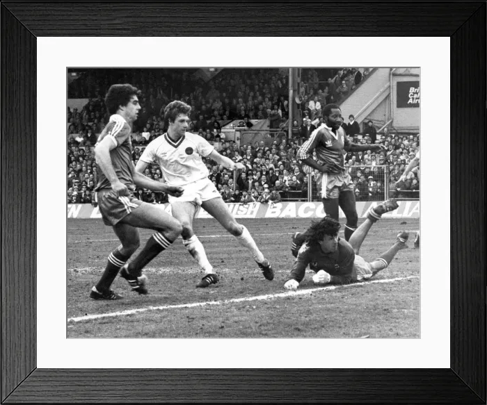 Framed Print : Everton footballer Kevin Sheedy score past Brighton goalkeeper Graham Mosely to give his