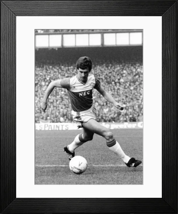 Framed Print : Everton footballer Kevin Sheedy on the ball during the English League Division One match Framed Print : Everton footballer Kevin Sheedy on the ball during the English League Division One match