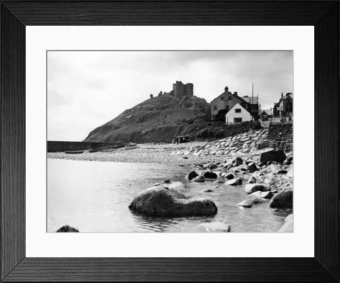Framed Print : Criccieth Castle, situated on the headland between two beaches in Criccieth, Gwynedd