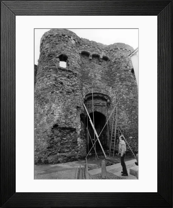Framed Print : Closed gateway at Carmarthen Castle, Wales, 22nd January 1985