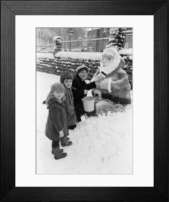 Framed Print : Skelmanthorpe First School pupils admire a snow sculpture of Father Christmas by Karen Framed Print : Skelmanthorpe First School pupils admire a snow sculpture of Father Christmas by Karen