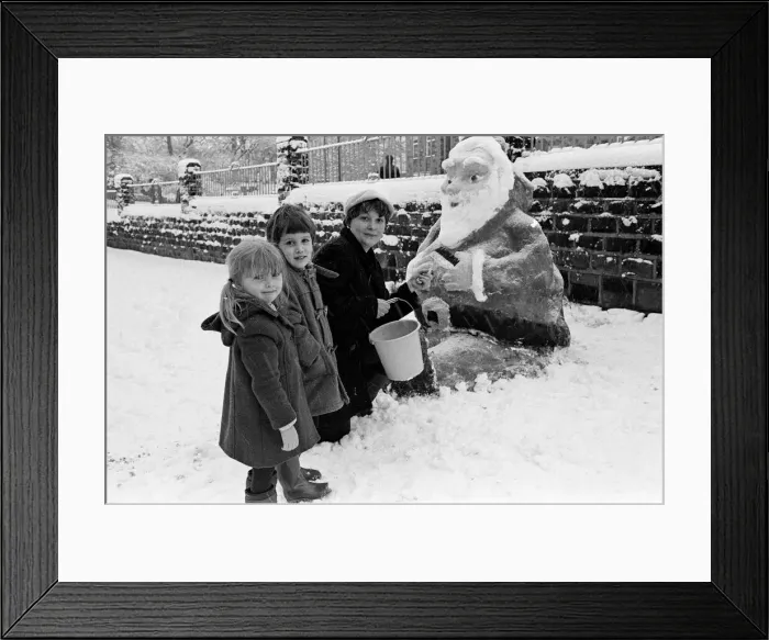 Framed Print : Skelmanthorpe First School pupils admire a snow sculpture of Father Christmas by Karen Framed Print : Skelmanthorpe First School pupils admire a snow sculpture of Father Christmas by Karen