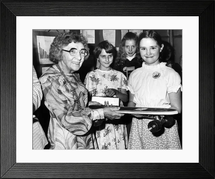 Framed Print : Councillor Doris Starkey, the Lord Mayor of Newcastle, gives a skateboard to Susan Pulman Framed Print : Councillor Doris Starkey, the Lord Mayor of Newcastle, gives a skateboard to Susan Pulman