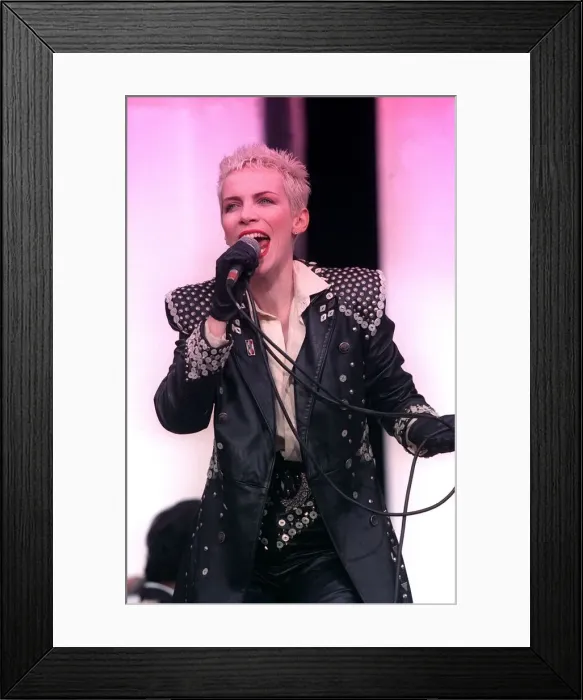 Framed Print : Annie Lennox of Eurythmics at Mandela Concert June 1988 singing at Wembley