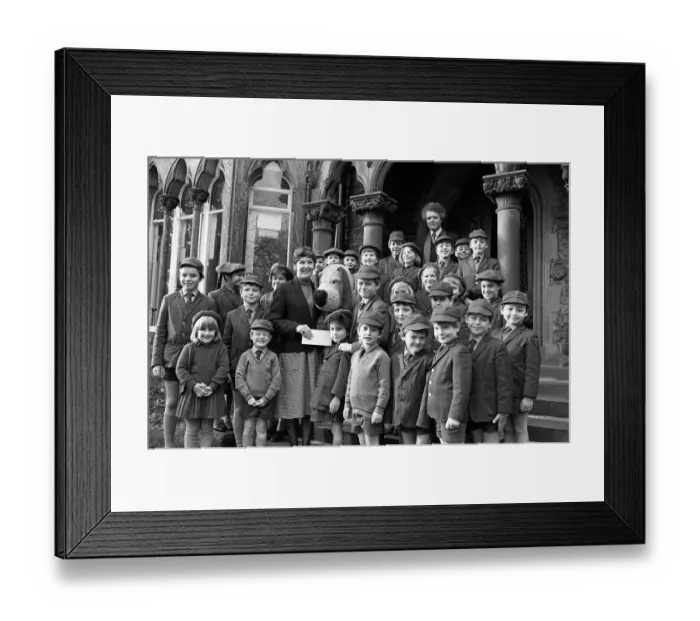 Framed Print : Pupils of St Davids School, Marsh present a cheque for £ Framed Print : Pupils of St Davids School, Marsh present a cheque for £