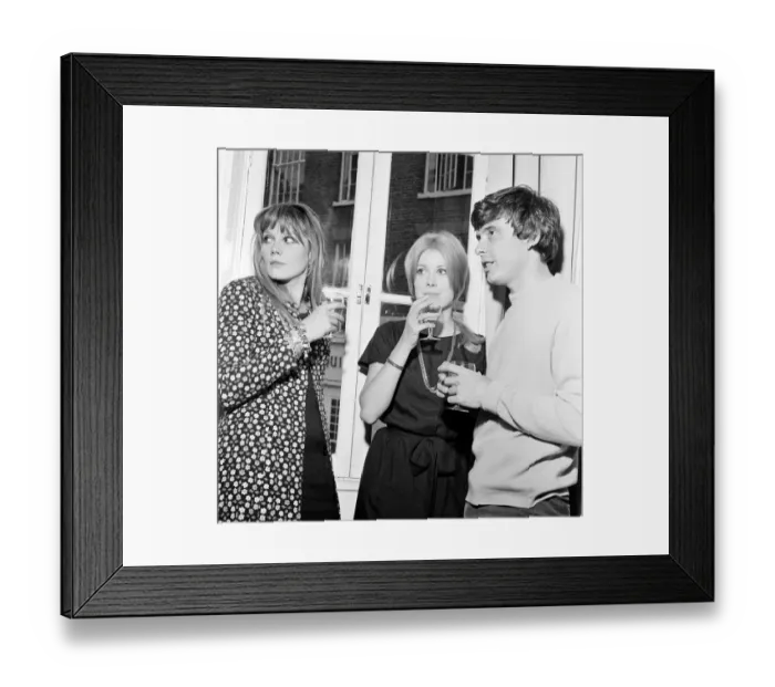 Framed Print : David Bailey and Catherine Deneuve have drinks with Francoise Dorleac