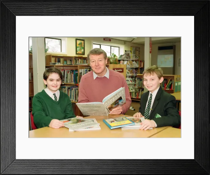 Framed Print : Paddy Ashdown visits Light Hall School, Shirley. Mr Ashdown meets Sarah Smith Framed Print : Paddy Ashdown visits Light Hall School, Shirley. Mr Ashdown meets Sarah Smith