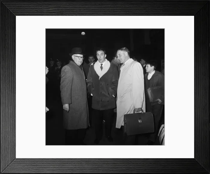Framed Print : Tottenham Hotspur manager Bill Nicholson with Jimmy Greaves at Kings Cross Station