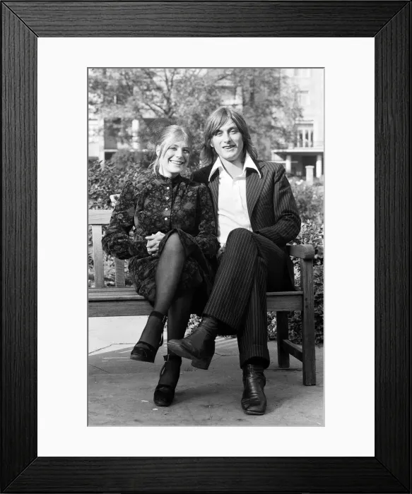 Framed Print : Pop singer and actress Marianne Faithfull who has recently left bexley Hospital Framed Print : Pop singer and actress Marianne Faithfull who has recently left bexley Hospital