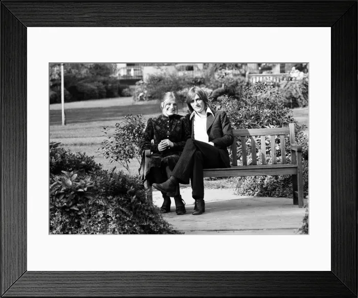Framed Print : Pop singer and actress Marianne Faithfull who has recently left bexley Hospital Framed Print : Pop singer and actress Marianne Faithfull who has recently left bexley Hospital