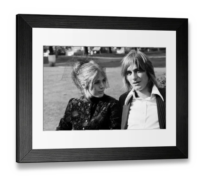 Framed Print : Pop singer and actress Marianne Faithfull who has recently left bexley Hospital Framed Print : Pop singer and actress Marianne Faithfull who has recently left bexley Hospital