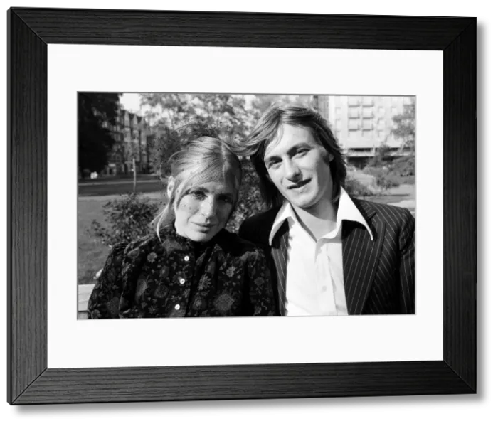 Framed Print : Pop singer and actress Marianne Faithfull who has recently left bexley Hospital Framed Print : Pop singer and actress Marianne Faithfull who has recently left bexley Hospital