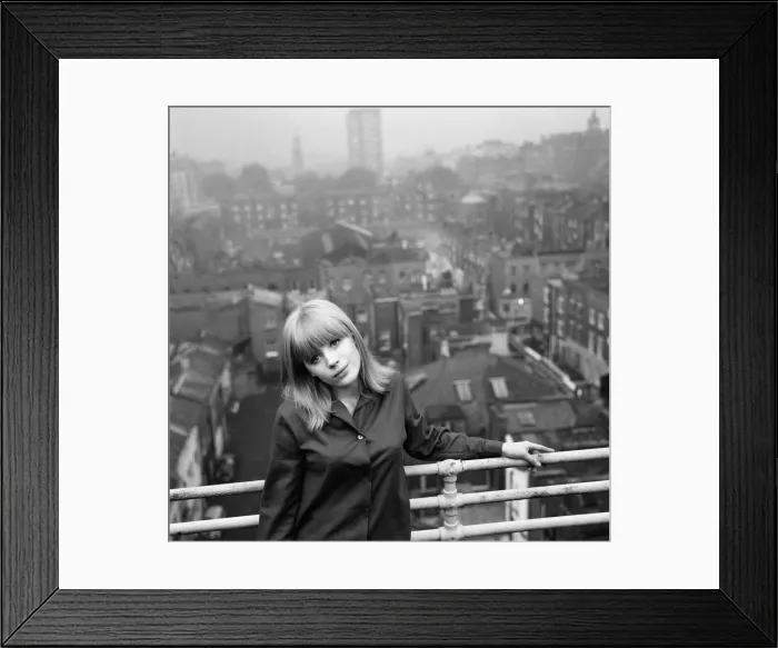 Framed Print : Marianne Faithfull photoshoot at her flat. 31st October 1964 Framed Print : Marianne Faithfull photoshoot at her flat. 31st October 1964