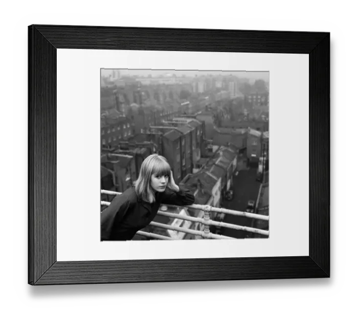 Framed Print : Marianne Faithfull photoshoot at her flat. 31st October 1964 Framed Print : Marianne Faithfull photoshoot at her flat. 31st October 1964