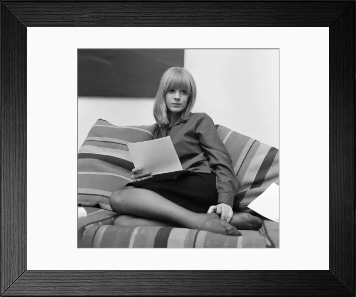 Framed Print : Marianne Faithfull photoshoot at her flat. 31st October 1964