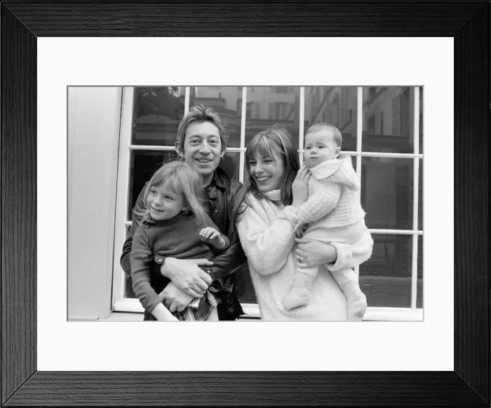 Framed Print : Jane Birkin and Serge Gainsbourg at their Paris luxury home. May 1972 Framed Print : Jane Birkin and Serge Gainsbourg at their Paris luxury home. May 1972