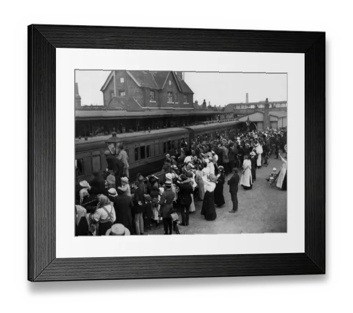 Framed Print : Troops of the B. E. F. (City of London Royal Fusiliers) seen here at Hounslow railway Framed Print : Troops of the B. E. F. (City of London Royal Fusiliers) seen here at Hounslow railway
