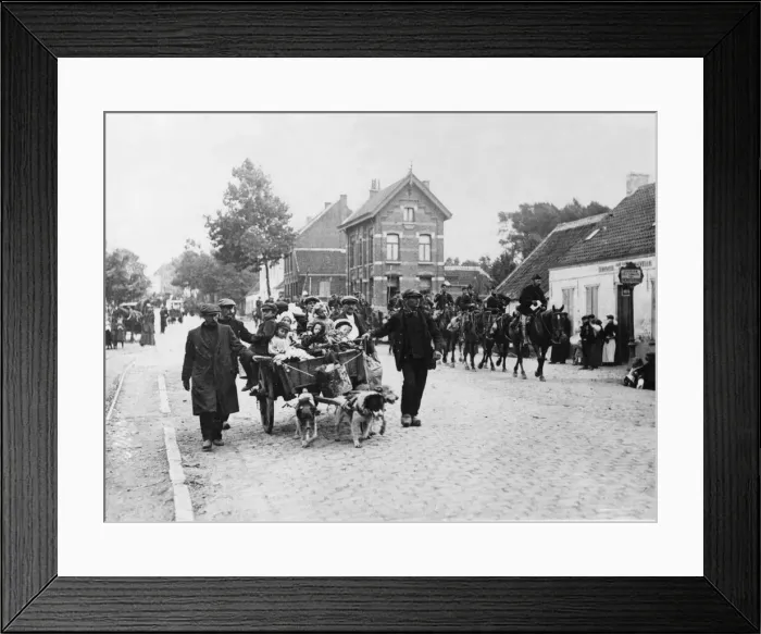 Framed Print : Refugees with Belgian soldiers seen here evacuating Antwerp following the Belgian Framed Print : Refugees with Belgian soldiers seen here evacuating Antwerp following the Belgian