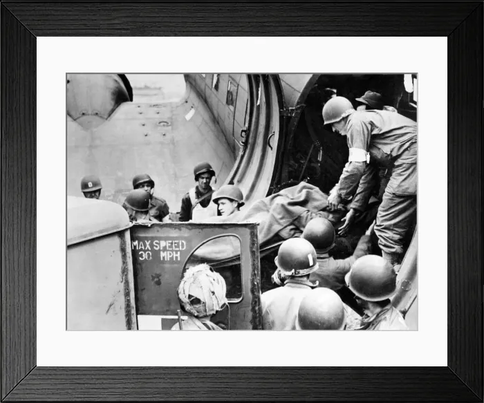 Framed Print : Wounded American servicemen are loaded on to an emergency landing strip on the Skytrain Framed Print : Wounded American servicemen are loaded on to an emergency landing strip on the Skytrain