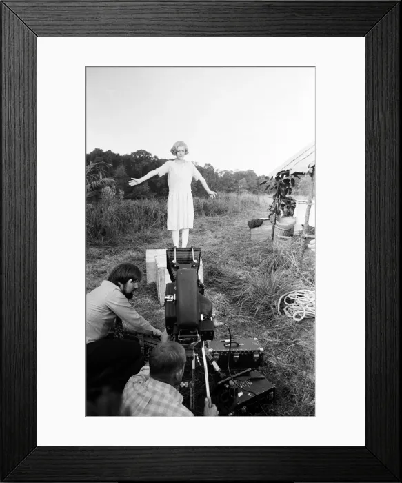 Framed Print : Marianne Faithfull at the Duke of Wellington Estate, in Risley near Reading in Berkshire Framed Print : Marianne Faithfull at the Duke of Wellington Estate, in Risley near Reading in Berkshire