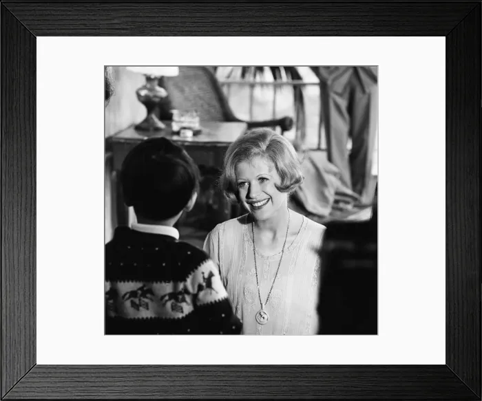 Framed Print : Marianne Faithfull at the Duke of Wellington Estate, in Risley near Reading in Berkshire Framed Print : Marianne Faithfull at the Duke of Wellington Estate, in Risley near Reading in Berkshire