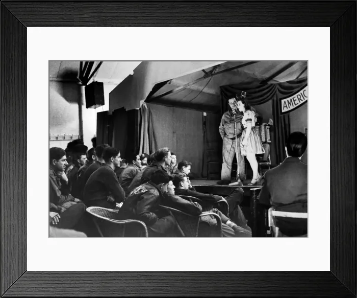 Framed Print : Entertainment for American servicemen in England during the Second World War Two Framed Print : Entertainment for American servicemen in England during the Second World War Two
