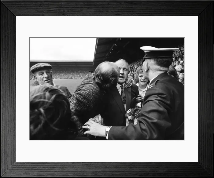Framed Print : Former Liverpool manager Bill Shankly salutes the Liverpool fans as he walks around Framed Print : Former Liverpool manager Bill Shankly salutes the Liverpool fans as he walks around
