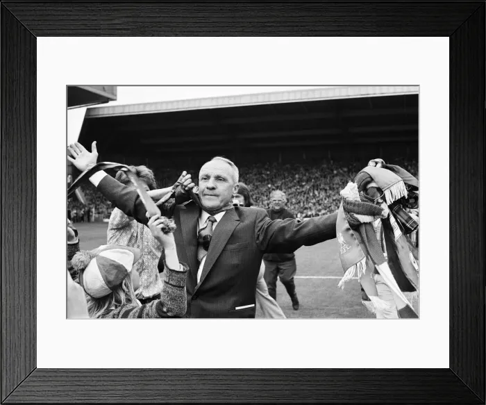 Framed Print : Former Liverpool manager Bill Shankly salutes the Liverpool fans as he walks around Framed Print : Former Liverpool manager Bill Shankly salutes the Liverpool fans as he walks around