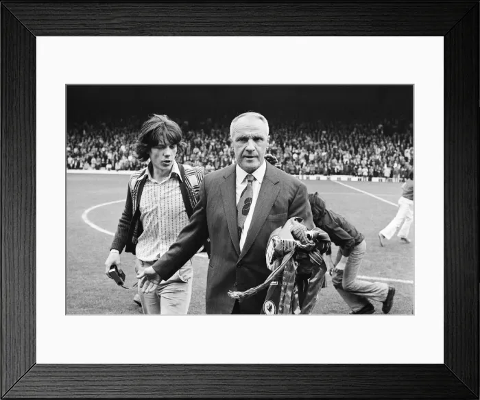 Framed Print : Former Liverpool manager Bill Shankly salutes the Liverpool fans as he walks around Framed Print : Former Liverpool manager Bill Shankly salutes the Liverpool fans as he walks around