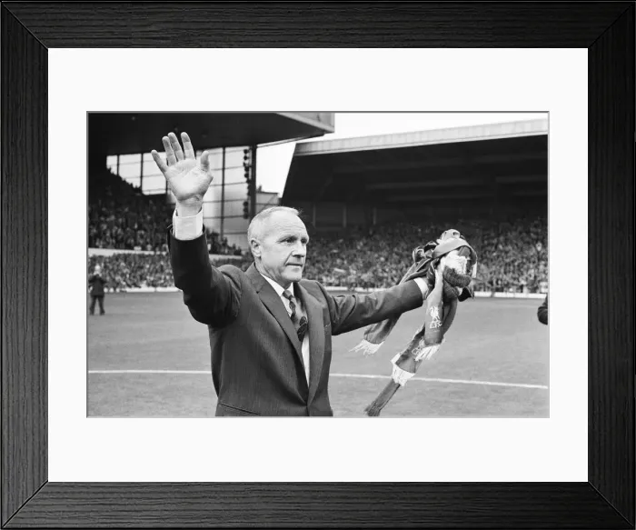 Framed Print : Former Liverpool manager Bill Shankly salutes the Liverpool fans as he walks around Framed Print : Former Liverpool manager Bill Shankly salutes the Liverpool fans as he walks around