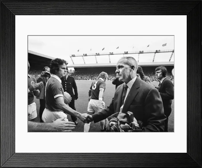 Framed Print : Former Liverpool manager Bill Shankly salutes the Liverpool fans as he walks around Framed Print : Former Liverpool manager Bill Shankly salutes the Liverpool fans as he walks around