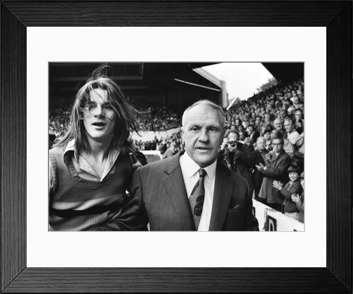 Framed Print : Former Liverpool manager Bill Shankly salutes the Liverpool fans as he walks around Framed Print : Former Liverpool manager Bill Shankly salutes the Liverpool fans as he walks around