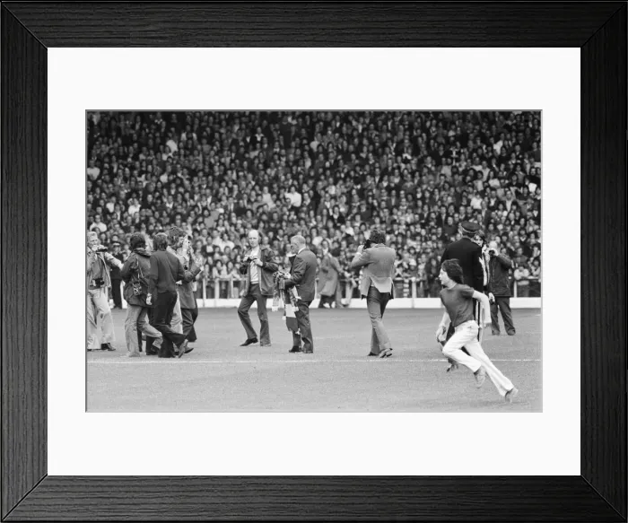 Framed Print : Former Liverpool manager Bill Shankly salutes the Liverpool fans as he walks around Framed Print : Former Liverpool manager Bill Shankly salutes the Liverpool fans as he walks around