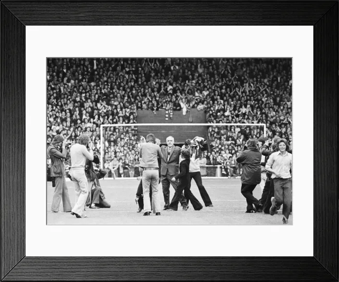Framed Print : Former Liverpool manager Bill Shankly salutes the Liverpool fans as he walks around Framed Print : Former Liverpool manager Bill Shankly salutes the Liverpool fans as he walks around