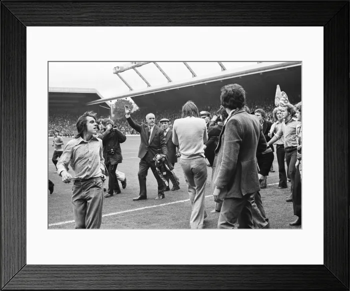Framed Print : Former Liverpool manager Bill Shankly salutes the Liverpool fans as he walks around Framed Print : Former Liverpool manager Bill Shankly salutes the Liverpool fans as he walks around