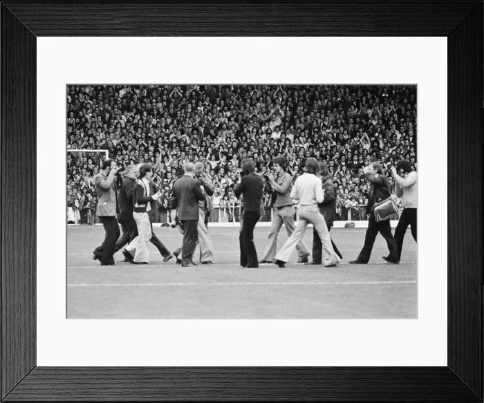 Framed Print : Former Liverpool manager Bill Shankly salutes the Liverpool fans as he walks around Framed Print : Former Liverpool manager Bill Shankly salutes the Liverpool fans as he walks around